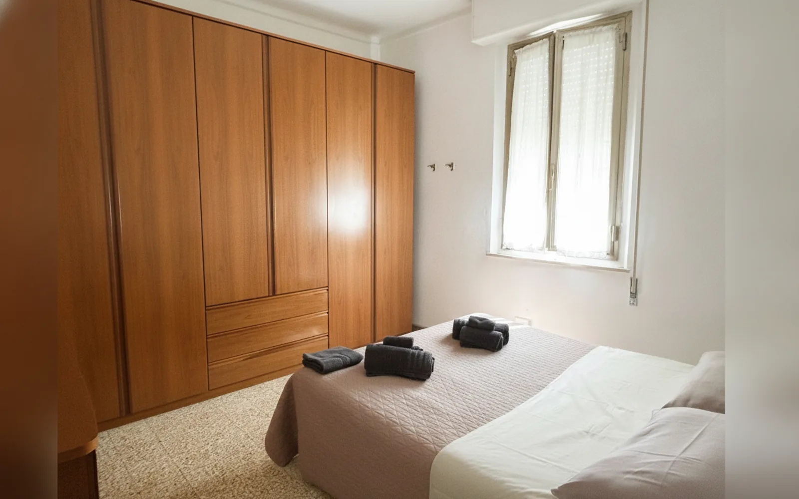Camera con bagno privato — affittacamere vitruvio, Fano (foto 13)