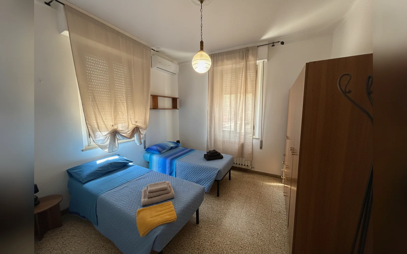 Camera con bagno privato — affittacamere vitruvio, Fano (foto 5)
