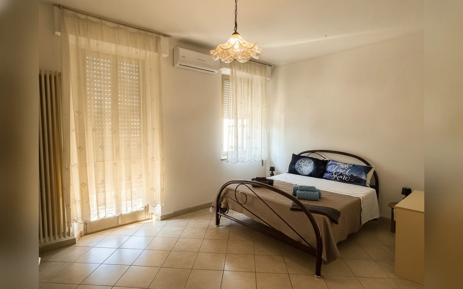 Camera con bagno privato — affittacamere vitruvio, Fano (foto 7)